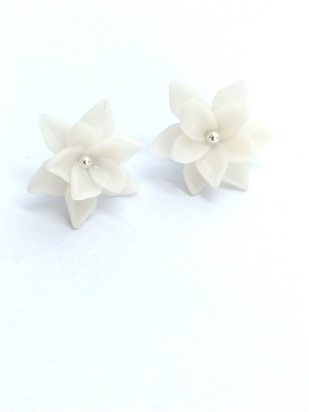 Cercei flori albe handmade  lut polimeric, design simplu și elegant