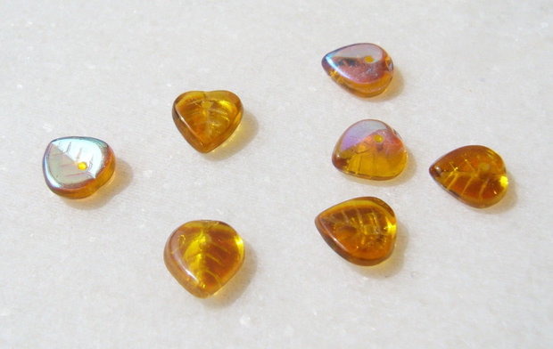 Margele sticla presata Cehia - frunze 3.5x8.5x9 mm