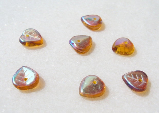Margele sticla presata Cehia - frunze 3.5x8.5x9 mm
