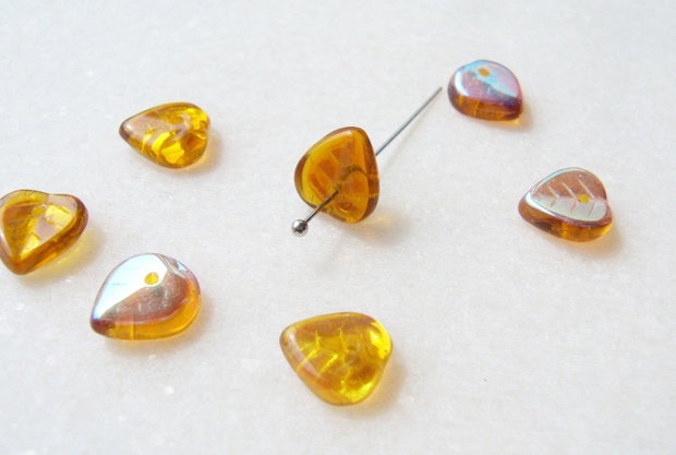 Margele sticla presata Cehia - frunze 3.5x8.5x9 mm