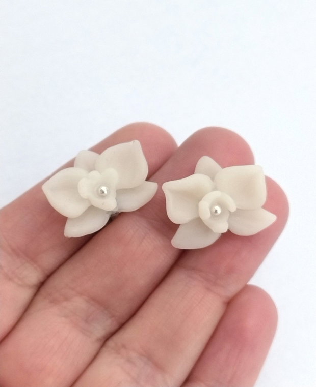 Cercei flori albe tip orhidee handmade din lut polimeric, design delicat minimalist