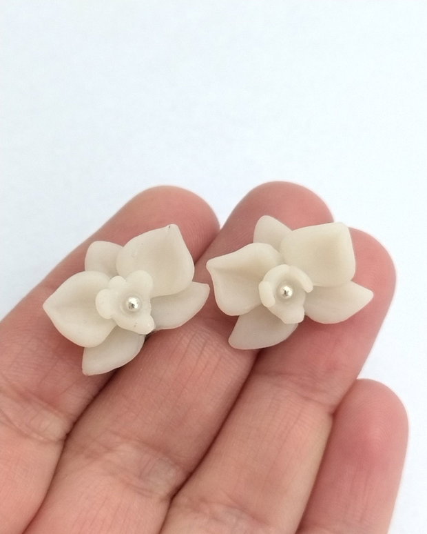 Cercei flori albe tip orhidee handmade din lut polimeric, design delicat minimalist