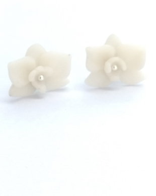 Cercei flori albe tip orhidee  handmade din lut polimeric, design delicat minimalist