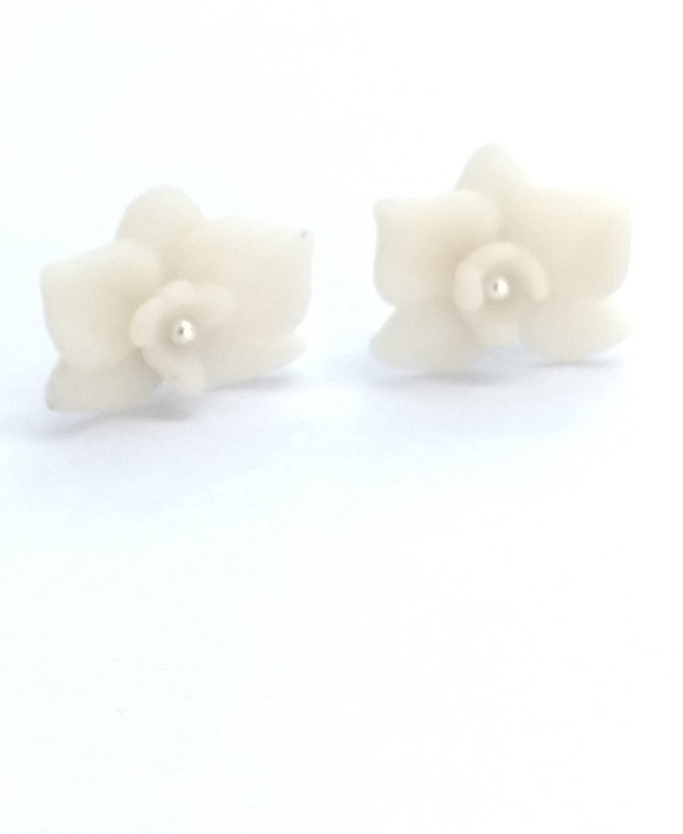 Cercei flori albe tip orhidee handmade din lut polimeric, design delicat minimalist