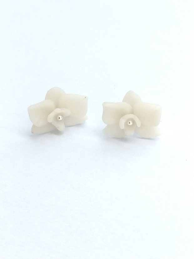 Cercei flori albe tip orhidee handmade din lut polimeric, design delicat minimalist