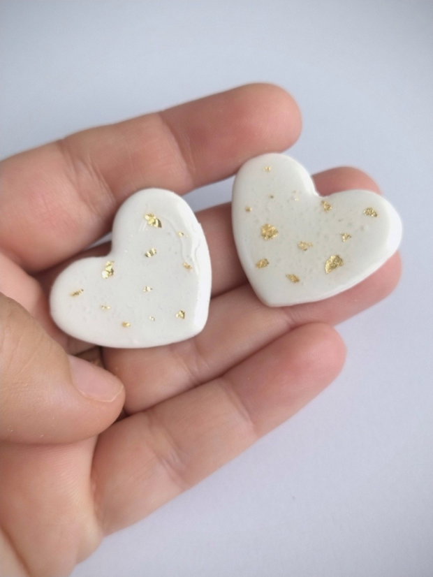Cercei stud inimă albă cu accente aurii handmade