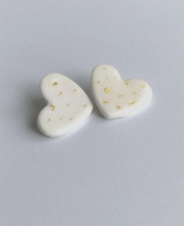 Cercei stud inimă albă cu accente aurii handmade