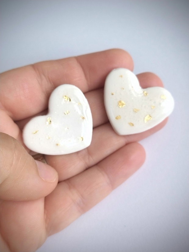 Cercei stud inimă albă cu accente aurii handmade