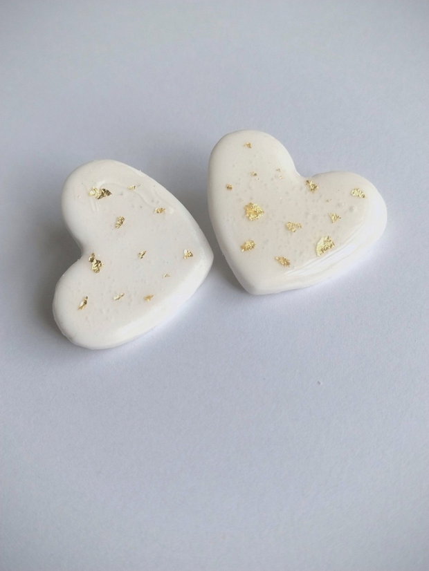 Cercei stud inimă albă cu accente aurii handmade