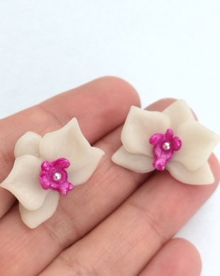 Cercei orhidee albe handmade  lut polimeric, design delicat minimalist