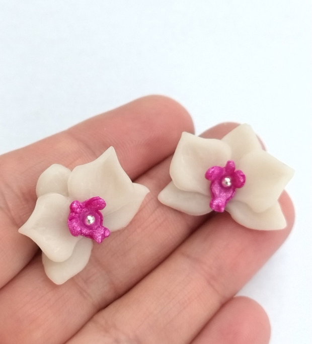 Cercei orhidee albe handmade lut polimeric, design delicat minimalist