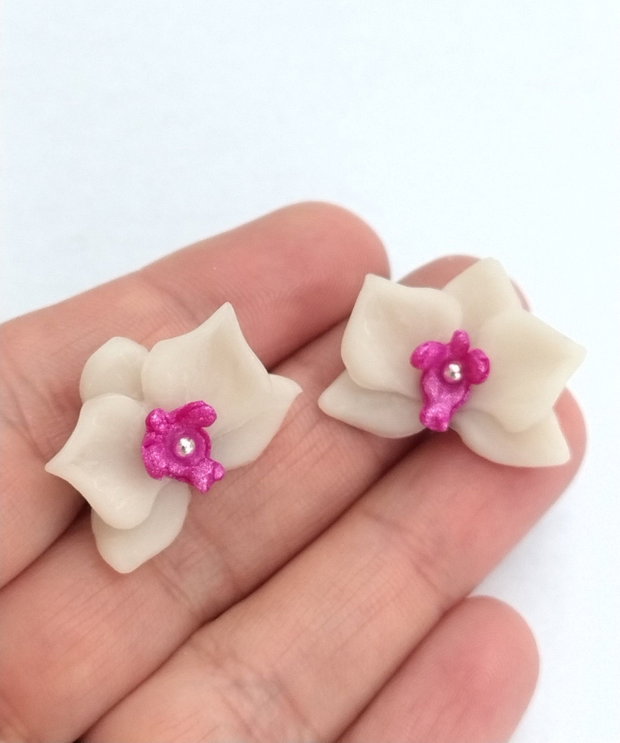 Cercei orhidee albe handmade lut polimeric, design delicat minimalist
