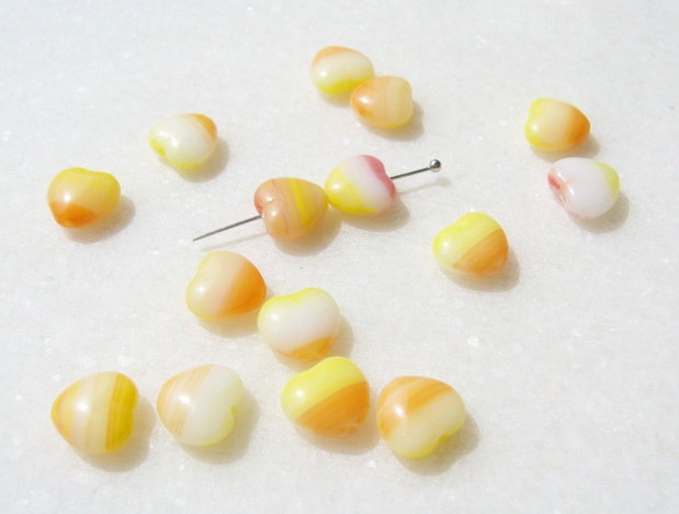 Margele sticla presata Cehia - inimioare 4x8x8.5 mm