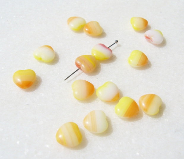 Margele sticla presata Cehia - inimioare 4x8x8.5 mm