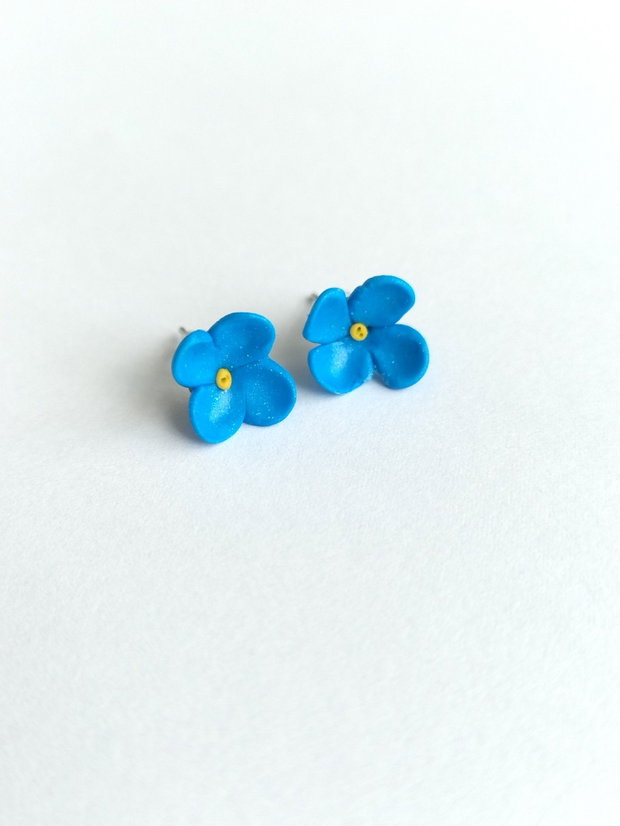 Cercei stud floare albastră handmade din lut polimeric