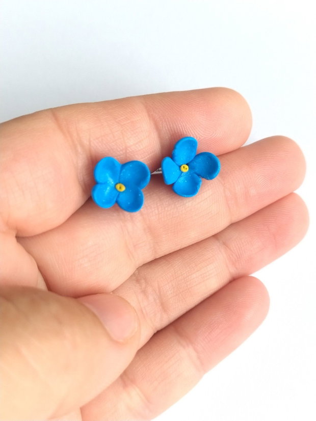 Cercei stud floare albastră handmade din lut polimeric