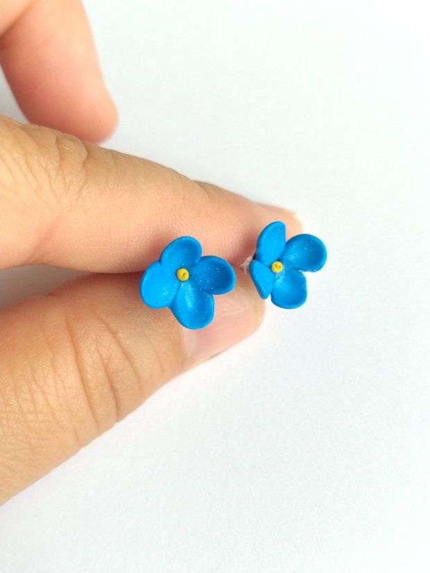 Cercei stud floare albastră handmade din lut polimeric