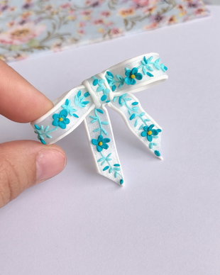 Broșă fundiță handmade  Fimo alb translucid cu broderie turqois, design delicat