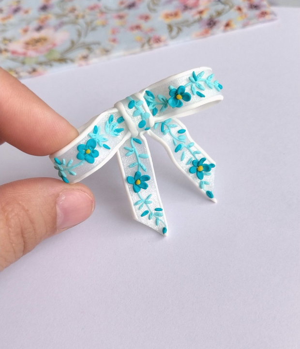 Broșă fundiță handmade Fimo alb translucid cu broderie turqois, design delicat