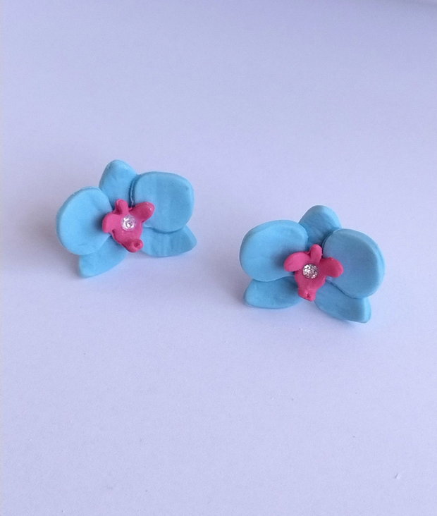 Cercei orhidee albaștri handmade din lut polimeric cu centru roz, delicați și eleganți