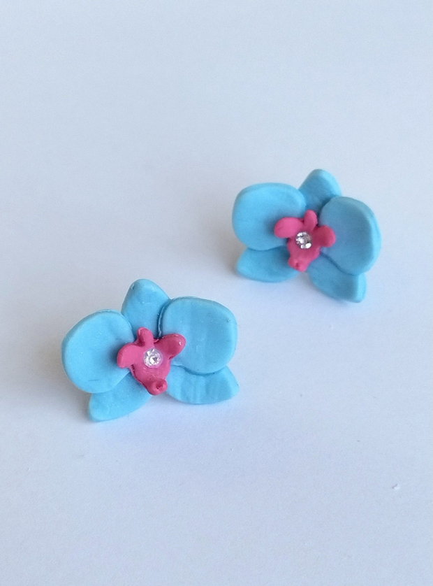 Cercei orhidee albaștri handmade din lut polimeric cu centru roz, delicați și eleganți