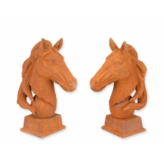 Set doua statuete capete de cal din fonta