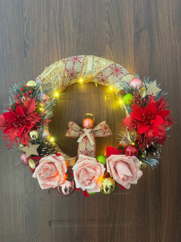 Coroniță Crăciun handmade cu îngeraș, trandafiri realizați manual și lumini LED decor ușă
