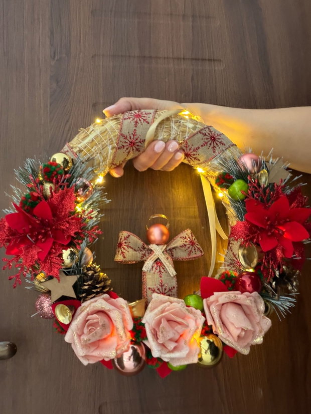Coroniță Crăciun handmade cu îngeraș, trandafiri realizați manual și lumini LED decor ușă