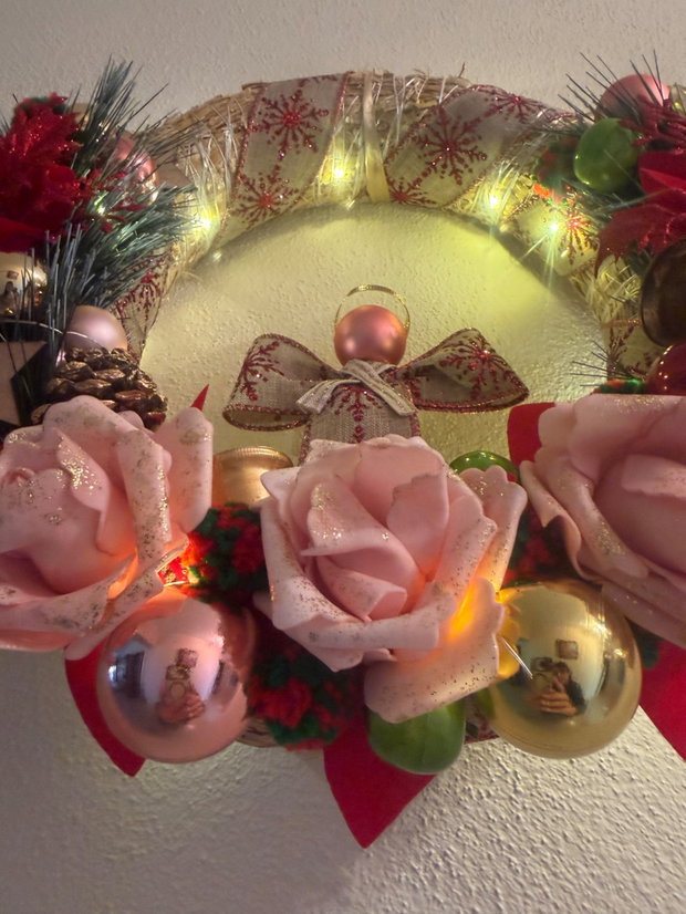 Coroniță Crăciun handmade cu îngeraș, trandafiri realizați manual și lumini LED decor ușă