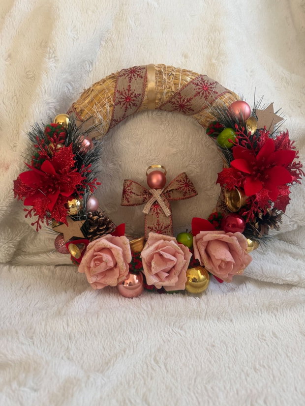 Coroniță Crăciun handmade cu îngeraș, trandafiri realizați manual și lumini LED decor ușă