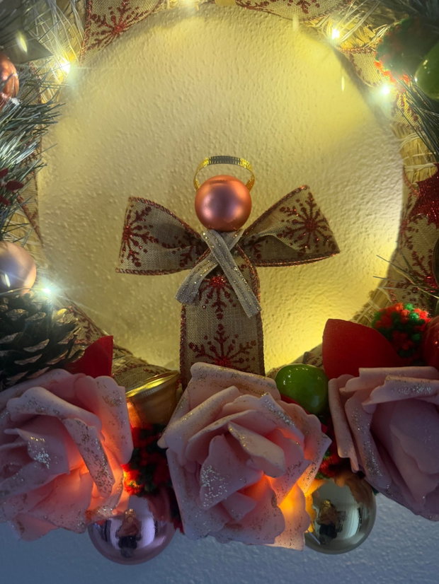 Coroniță Crăciun handmade cu îngeraș, trandafiri realizați manual și lumini LED decor ușă