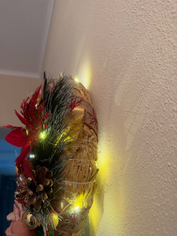 Coroniță Crăciun handmade cu îngeraș, trandafiri realizați manual și lumini LED decor ușă
