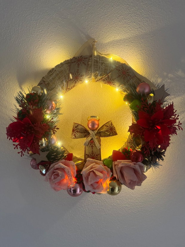 Coroniță Crăciun handmade cu îngeraș, trandafiri realizați manual și lumini LED decor ușă