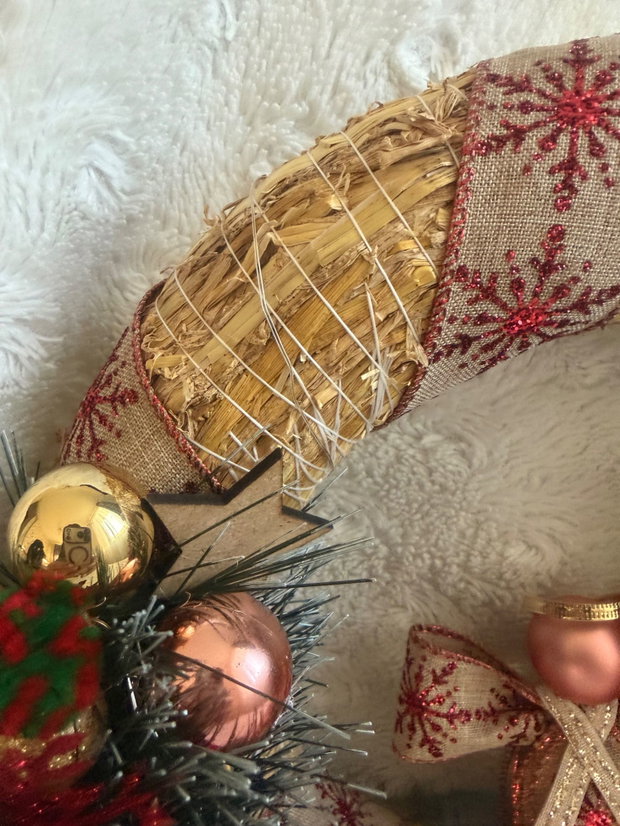 Coroniță Crăciun handmade cu îngeraș, trandafiri realizați manual și lumini LED decor ușă