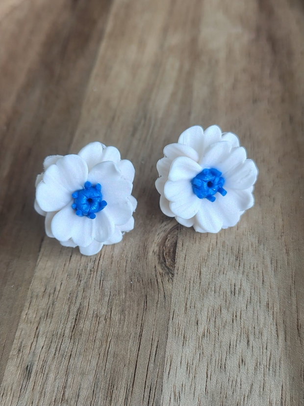 Cercei handmade anemone albe, stud, lut polimeric, eleganți și ușori