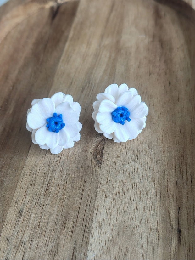 Cercei handmade anemone albe, stud, lut polimeric, eleganți și ușori