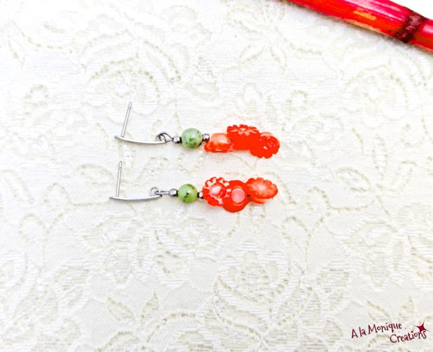 Cercei cu flori de coral portocaliu si jad verde