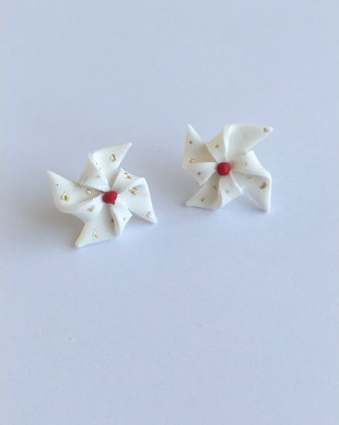 Cercei handmade tip stud elice albă, lut polimeric, foiță aurie, eleganți și ușori