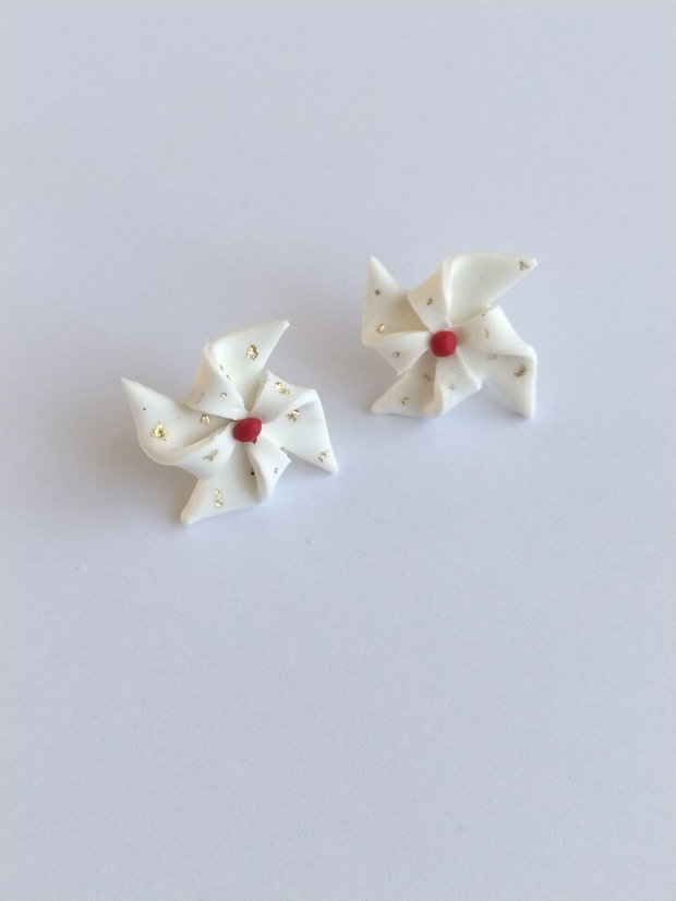 Cercei handmade tip stud elice albă, lut polimeric, foiță aurie, eleganți și ușori