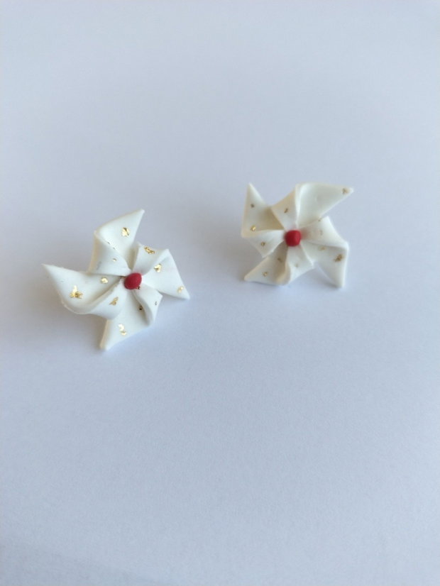 Cercei handmade tip stud elice albă, lut polimeric, foiță aurie, eleganți și ușori
