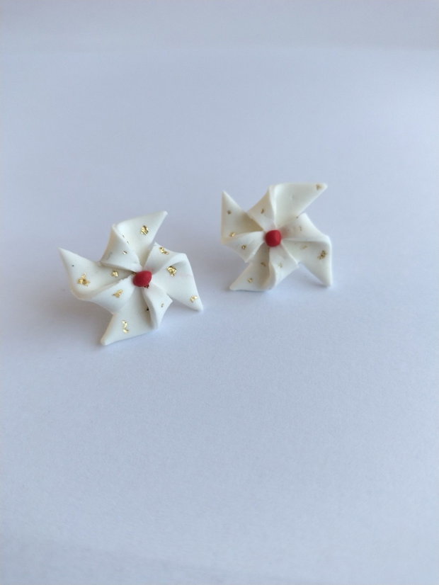 Cercei handmade tip stud elice albă, lut polimeric, foiță aurie, eleganți și ușori