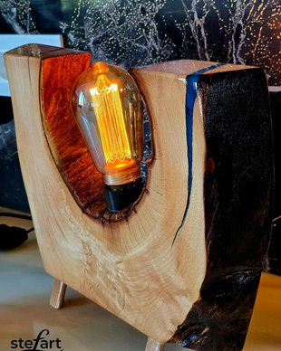 Lampă decorativă din lemn natural și rășină epoxidică