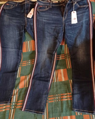 Vand 2 perechi de blugi Slim Fit, barbati,cu dunga rosie in lateral, marimea 33/32, noi cu eticheta!