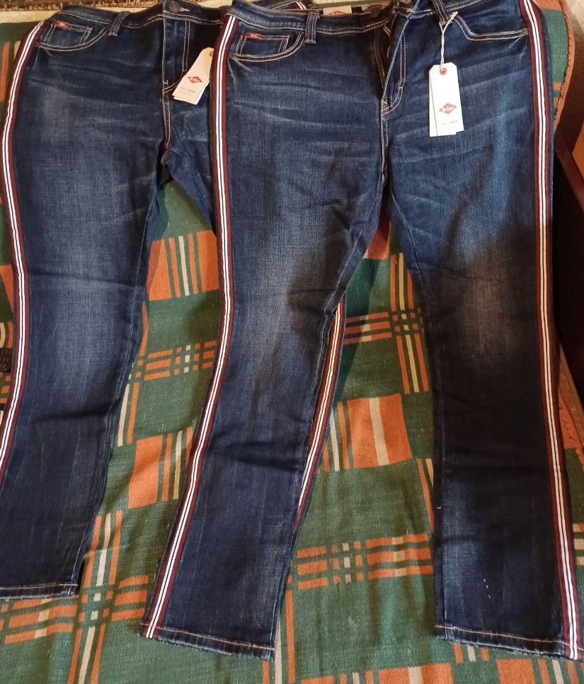 Vand 2 perechi de blugi Slim Fit, barbati,cu dunga rosie in lateral, marimea 33/32, noi cu eticheta!