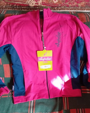 Vand trening femei, cu eticheta, in cutie originala, nou, marimea L. Culoare: FUX. Consta din partea superioara care are fermoar pe toata lungimea si pantaloni de trening. Compozitie materiale: 70% bumbac, 30%poliester Pret: 100 RON!