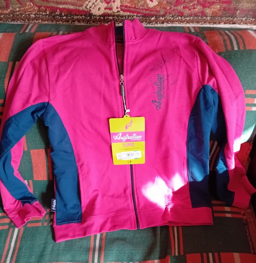 Vand trening femei, cu eticheta, in cutie originala, nou, marimea L. Culoare: FUX. Consta din partea superioara care are fermoar pe toata lungimea si pantaloni de trening. Compozitie materiale: 70% bumbac, 30%poliester Pret: 100 RON!