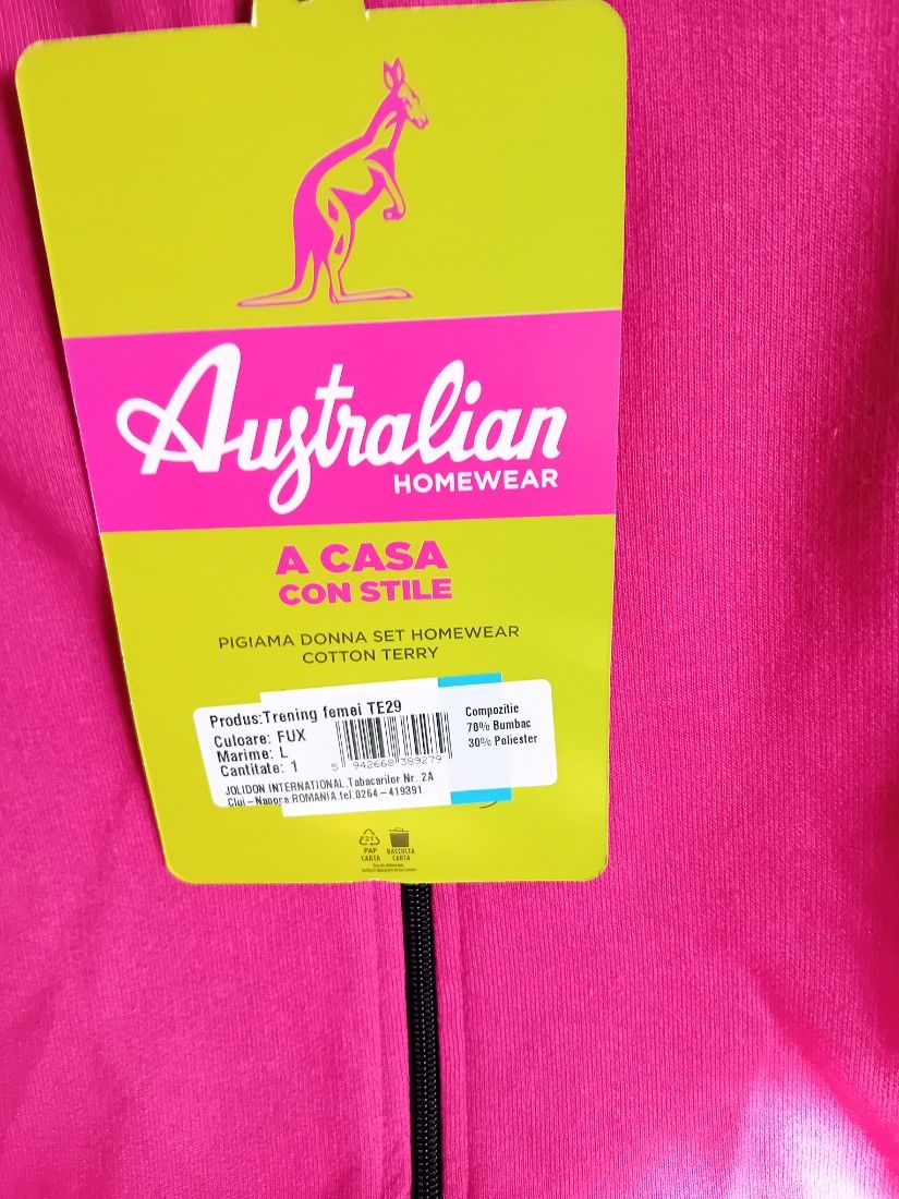 Vand trening femei, cu eticheta, in cutie originala, nou, marimea L. Culoare: FUX. Consta din partea superioara care are fermoar pe toata lungimea si pantaloni de trening. Compozitie materiale: 70% bumbac, 30%poliester Pret: 100 RON!
