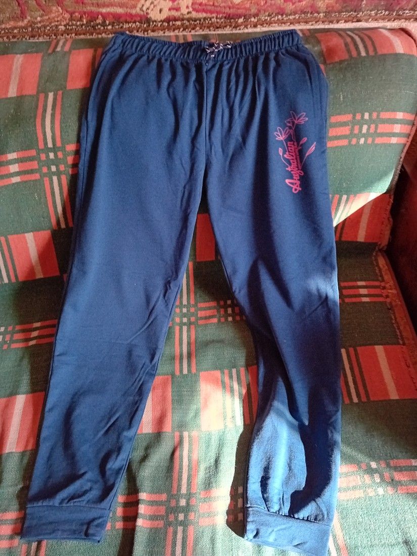 Vand trening femei, cu eticheta, in cutie originala, nou, marimea L. Culoare: FUX. Consta din partea superioara care are fermoar pe toata lungimea si pantaloni de trening. Compozitie materiale: 70% bumbac, 30%poliester Pret: 100 RON!