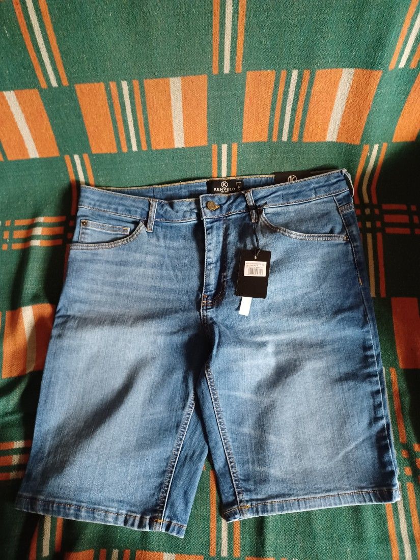 Vand 4 bermude barbati!