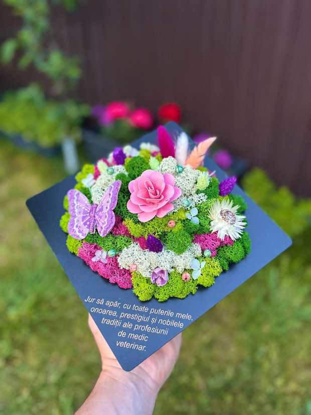 Tocă de absolvire decorată cu licheni și flori uscate mesaj personalizat